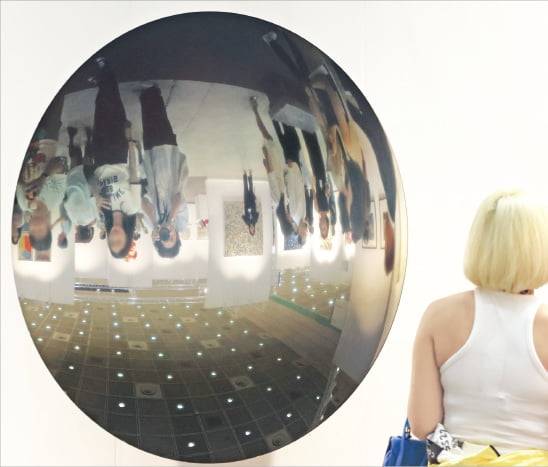 영국 현대미술의 거장 애니시 커푸어의 작품.