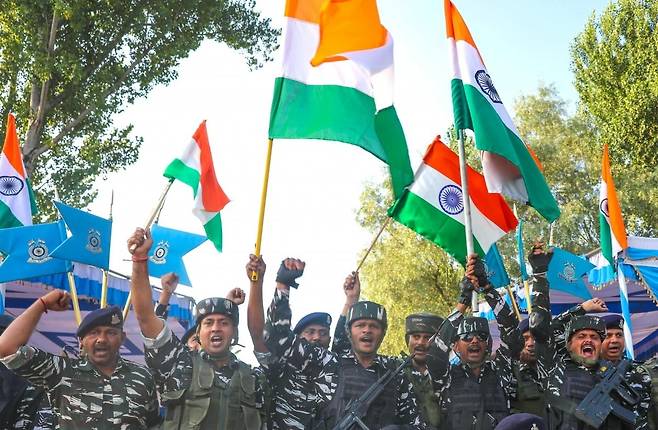 지난 8월 인도 카슈미르주의 수도인 스리나가르에서 독립 77주년 기념식에 참가해 인도 국기를 흔들고 있는 인도군 장병들.  / 사진=EPA