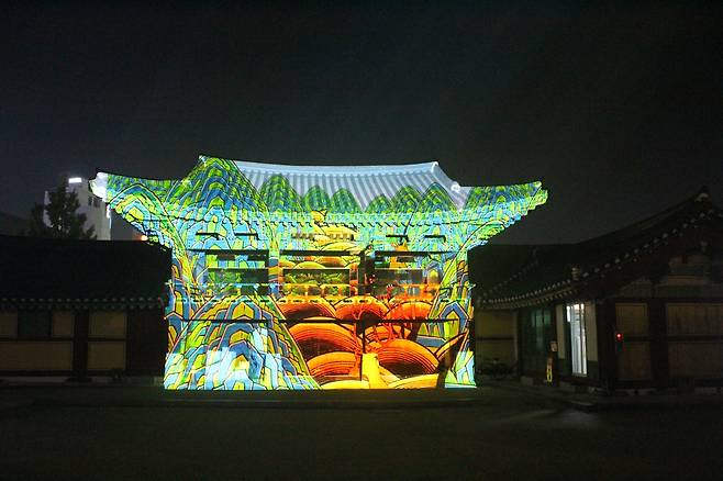 Rehearsal photo from this year's media art event at the Gangneung-daedohobu Government Office, in Gangneung, Gangwon Province (KCHF)