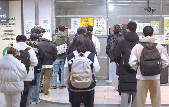 Kyung Hee University students line up in the school's dining hall to buy vouchers for the 1,000-won ($0.8) breakfast in March. [YONHAP]