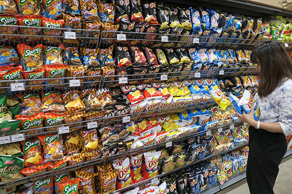 A local consumer is looking into Orion’s potato snack Poka Chip at a mart in Vietnam. [Courtesy of Orion]