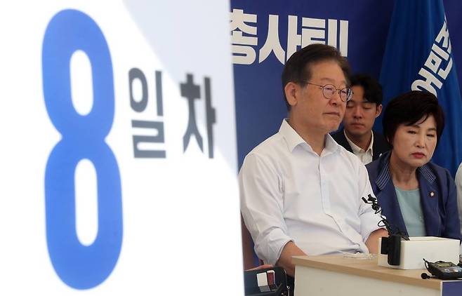 [서울=뉴시스] 추상철 기자 = 무기한 단식중인 이재명 더불어민주당 대표가 7일 오전 서울 여의도 국회 본관 앞에 설치된 단식 농성 천막을 지키고 있다. 2023.09.07.