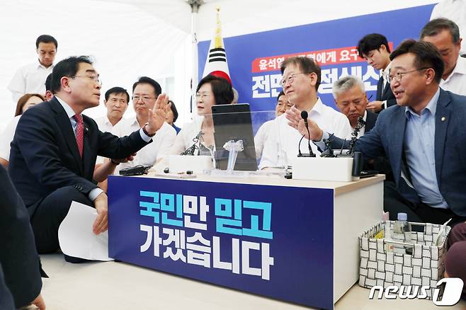 (서울=뉴스1) 민경석 기자 = 태영호 국민의힘 의원이 7일 오전 서울 여의도 국회 본관 앞에서 8일째 단식 중인 이재명 더불어민주당 대표를 찾아가 지난 6일 대정부질문 당시 태 의원에게 '쓰레기' 발언을 한 박영순 의원에 대한 출당 및 제명 조치를 촉구하고 있다. 2023.8.7/뉴스1 Copyright (C) 뉴스1. All rights reserved. 무단 전재 및 재배포 금지.
