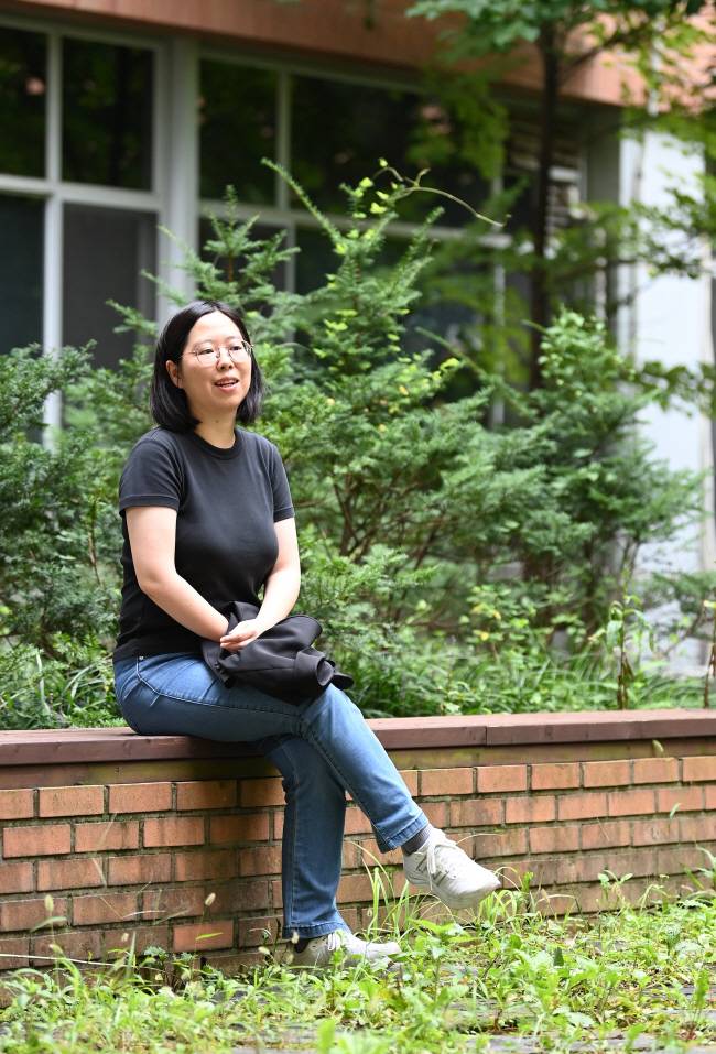 백민경 서울대 생명과학부 교수가 연구실 건물 앞 교정에 앉아 그간 걸어온 학문의 길에 대한 소회를 밝히고 있다.   박윤슬 기자