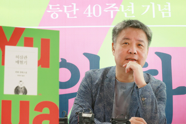 중국의 대표 소설가 위화가 8일 기자 간담회에서 자신의 등단 40주년을 기억해준 한국 출판사와 독자들에게 깊은 우정과 감사함을 느낀다고 말했다. 연합뉴스