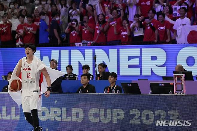 [오키나와(일본)=AP/뉴시스]일본이 2023 국제농구연맹(FIBA) 월드컵에서 아시아 국가 중 최고 순위인 19위에 올라 2024 파리올림픽 출전권을 획득했다. 사진은 미국프로농구(NBA)에서 뛰고 있는 일본 국가대표 와타나베 유타.