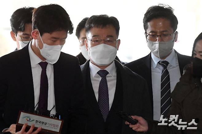 대장동 수익을 은닉한 혐의를 받는 화천대유 대주주 김만배 씨가 17일 오전 서울 서초구 중앙지법에서 열린 영장실질심사에 출석하고 있다. 지난해 11월 구속기간 만료로 석방된 김씨는 석 달만에 만에 재구속 갈림길에 서게 됐다. 황진환 기자