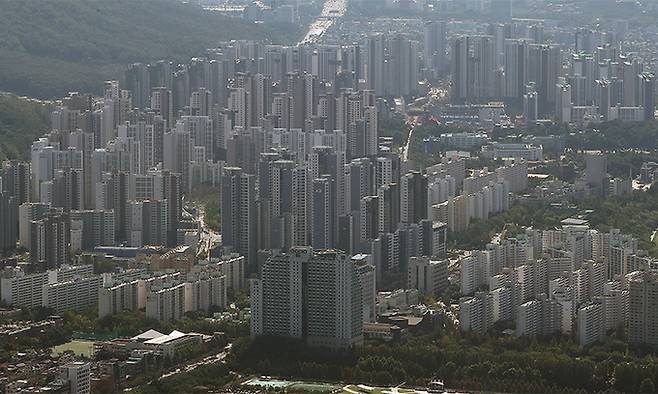 서울 송파구 롯데월드타워 서울스카이에서 바라본 강남권 아파트 단지의 모습. 뉴스1