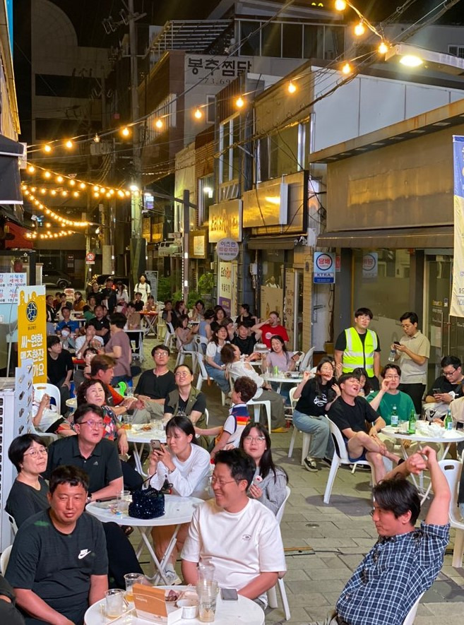 지난 5월 불금예찬 야시장을 찾은 시민들이 즐거운 한 때를 보내고 있다.&nbsp;ⓒ 경주시 제공