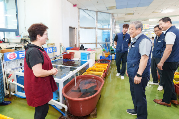 감포수산시장을 찾아 상인들을 격려하고 있는 김한성 월성원전 본부장 ⓒ월성원전 제공