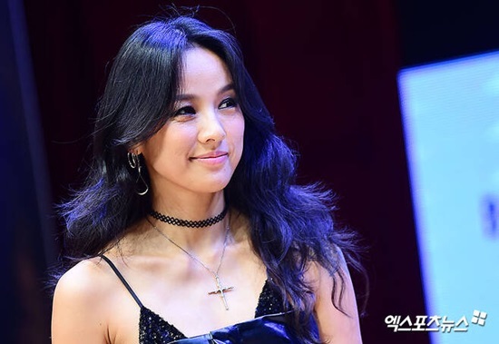 Singer Lee Hyori once again expressed his concern about the remembrance arm criticism.Shin Dong-yups web entertainment Woven Han-hyung with Lee Hyori as a guest was uploaded on the 7th.In this video, Shin Dong-yup mentioned Lee Hyoris recent performance dance singer a wandering party and said, The program is good, but its okay in your life.Lee Hyori said, I liked it so much. There was a saying that Past Pal would do it, but I think I also needed to clean up Past once in order to move on to the future. I didnt have enough of this while filming. This is my strength. I knew it very well.Lee Hyori, who grasped the pros and cons of Jasin, was surprised to learn that he had enrolled in a vocal academy in Jeju Island to further develop.In fact, I am Lee Hyori, but I have a long career and I am ashamed to register for vocals Academy, but I think I should do it now. He replied, I am illegal.Lee Hyori, who was desperate enough to receive suspicions of impersonation, called directly to reveal the situation of Jasin and asked for help. Lee Hyori said, I am learning a new vocabulary.I made my debut in a month because I did not have a  ⁇ tude life at all. I made my debut in a month because I was working part time and said, Do you want to be a singer? Lee Hyori, who has been feeling the lack of singing ability on his own, said that he was able to courage once again by watching the singers Uhm Jung Hwa and Kim Wan Sun with this dance singer a wandering party.Lee Hyori said, When I saw my sisters, I realized that I could be active in 10 years and that I was young and creative. I felt that it would be great if I wrote and composed 10 years from now.So now Im learning how to tune vocals and compose a computer three times a week. Im not good at it yet, but when I do it a little bit, I have more joy than when I earn hundreds of millions of dollars. Lee Hyori recently revealed his thoughts on the criticism of the past remembrance arm in a radio program.At the time, a critic criticized Lee Hyori and dance singer a wandering party for past concern and remembrance arm, and Lee Hyori said, I think I should go to the future now because I live in Past too much.Lee Hyori, who is not just thinking about this woven type but moving to action to move into the future, is once again impressed.Lee Hyori, who looks back at Jasins Past and acknowledges the mistake and strives for a better future, is greatly sympathetic to the netizens.Photos: DB, YouTube video screens, broadcast screens
