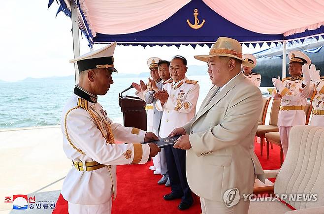 북 "첫 전술핵공격잠수함 건조"…김정은 진수식 참석 (평양 조선중앙통신=연합뉴스) 북한이 8일 수중에서 핵 공격이 가능한 전술핵공격잠수함을 건조했다고 밝혔다. 조선중앙통신은 이날 '주체적 해군 무력강화의 새시대, 전환기의 도래를 알리는 일대 사변'이라는 제목의 기사에서 "우리 당의 혁명 위업에 무한히 충직한 영웅적인 군수노동계급과 과학자, 기술자들은 우리 식의 전술핵공격잠수함을 건조해 창건 75돌을 맞는 어머니 조국에 선물로 드렸다"고 보도했다. 지난 6일 열린 진수식에는 김정은 국무위원장과 함께 리병철·박정천 원수, 김덕훈 내각총리 등 참석했다. 2023.9.8 
    [국내에서만 사용가능. 재배포 금지. For Use Only in the Republic of Korea. No Redistribution] nkphoto@yna.co.kr