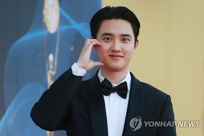 엑소 디오(도경수) (영종도=연합뉴스) 진연수 기자 = 가수 겸 배우 도경수가 7월 19일 오후 인천 영종도 파라다이스시티 호텔에서 열린 제2회 청룡시리즈어워즈 레드카펫 행사에서 포즈를 취하고 있다. 2023.7.19 jin90@yna.co.kr