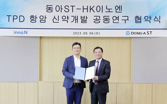 HK이노엔-동아ST, 비소세포폐암 표적항암제 공동연구 협약 (왼쪽부터) 박재홍 동아ST R＆D 총괄 사장, 송근석 HK이노엔 R＆D 총괄 전무 [HK이노엔 제공. 재판매 및 DB 금지]