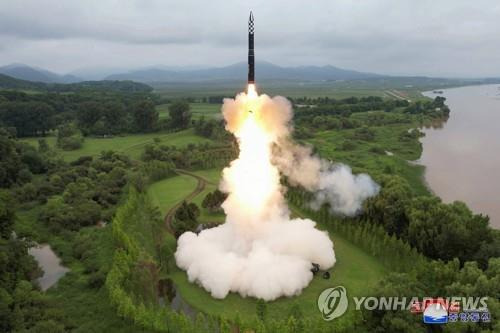 북한 ICBM 화성-18형 [평양 조선중앙통신=연합뉴스 자료사진]
    [국내에서만 사용가능. 재배포 금지. For Use Only in the Republic of Korea. No Redistribution] 
 nkphoto@yna.co.kr