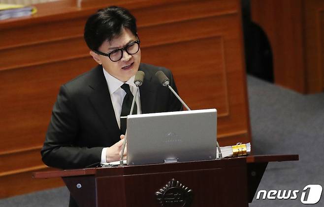 한동훈 법무부 장관이 8일 서울 여의도 국회 본회의장에서 열린 교육·사회·문화 대정부질문에서 안민석 더불어민주당 의원의 질의에 답변하고 있다. 2023.9.8/뉴스1 ⓒ News1 임세영 기자