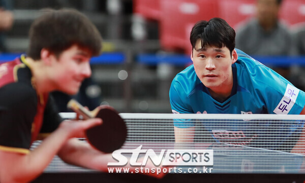 9일 오전 강원도 평창돔체육관에서 열린 '제26회 국제탁구연맹(ITTF)-아시아탁구연합(ATTU) 평창아시아탁구선수권대회' 남자 복식 4강전에 출전한 장우진-임종훈 조. 사진(평창)┃강명호 기자