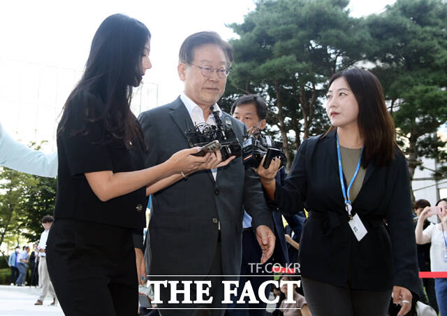 이재명 더불어민주당 대표가 9일 오전 경기도 수원 영통구 수원지방검찰청에 쌍방울 그룹 대북송금 의혹과 관련 피의자 신분으로 출석하며 입장을 밝히고 있다./이새롬 기자