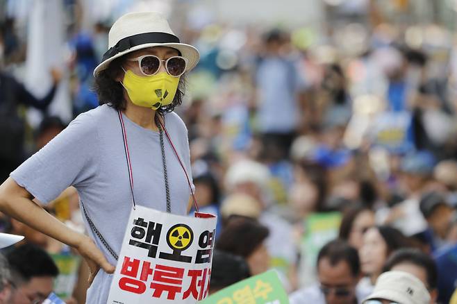 일본 오염수 투기 저지 3차 범국민대회가 열린 9일 서울 광화문 네거리에서 참석자들이 해양투기 중단, 방류용인 윤석열정권 규탄, 일본산 수산물 수입 전면 금지를 촉구하고 있다. /뉴시스