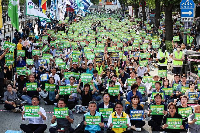 9일 오후 서울 종로구 새문안로에서 열린 후쿠시마 오염수 해양투기 중단 범국민대회에서 참가자들이 구호를 외치고 있다. /연합뉴스