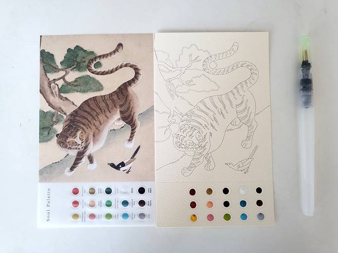소울팔레트는 밑그림 여백에 물감 15종을 담았다. 또 물통과 붓을 하나로 합친 물붓을 사용해 팔레트나 물통 등 별도의 준비물이 필요 없도록 했다./최온정 기자
