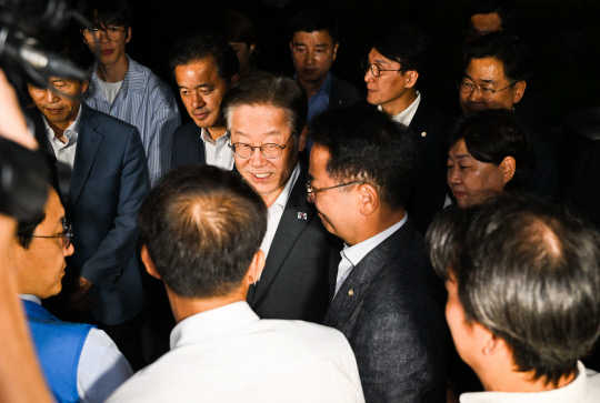 더불어민주당 이재명 대표가 9일 오후 경기도 수원시 영통구 수원지방검찰청에서 '쌍방울 그룹 대북 송금' 의혹 관련 조사를 마친 후 나와 차량으로 이동하고 있다. 사진=연합뉴스