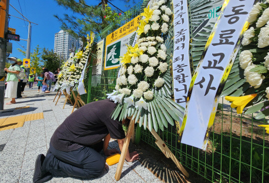 (대전=연합뉴스) 4년간 지속적인 악성 민원에 시달렸던 대전 유성구의 한 초등학교 교사가 극단적인 선택을 한 가운데, 한 동료 교사가 8일 오후 숨진 교사가 근무했던 학교 앞에 놓인 추모 화환 앞에서 오열하고 있다.