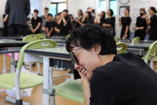 (대전=연합뉴스) 악성민원으로 세상을 뜬 대전 초등 교사의 유족들이 9일 오전, 교사가 재직하던 유성구 한 초등학교 5학년 교실에 영정사진을 들고 들어서자 학부모와 학생들이 눈물을 흘리고 있다.