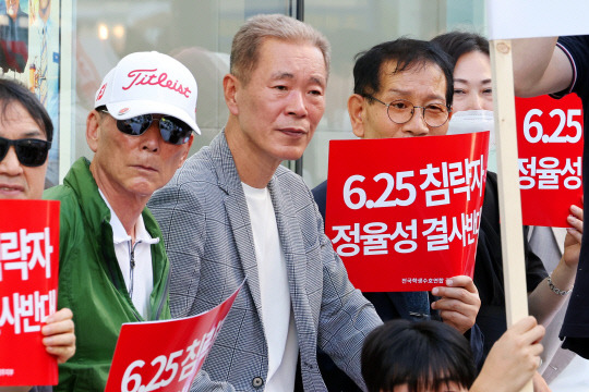 9일 오후 광주 동구 충장로에서 열린 전국학생수호연합 광주지부 회원들의 '정율성 역사공원 조성사업' 반대 집회에 황일봉 5·18 부상자회 회장(오른쪽에서 두번째)이 참석해 구호를 외치고 있다.  연합뉴스