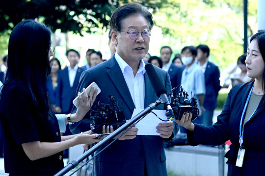 더불어민주당 이재명 대표가 '쌍방울 그룹 대북 송금' 의혹 관련 피의자 신분으로 조사를 받기 위해 9일 오전 경기도 수원시 영통구 수원지방검찰청으로 출석하며 발언하고 있다. 연합뉴스