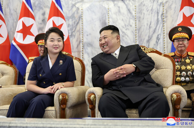 지난 8일 저녁 평양 김일성광장에서 정권수립(9ㆍ9절) 75주년 민방위무력 열병식이 열려, 김정은 국무위원장과 딸 주애(왼쪽)가 주석단 특별석에 앉아있다. 조선중앙통신 연합뉴스