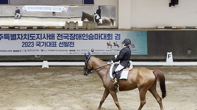 오늘(9일) 제주한라대학교 승마장에서 열린 제1회 제주자치도지사배 전국장애인승마대회 경기 모습 (제주장애인승마협회 제공)