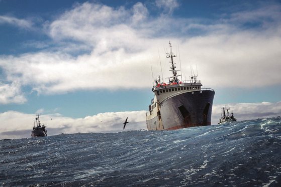 지은이는 해양환경단체 시셰퍼드의 선박에 승선해 불법조업 어선을 장기간 추적하는 현장을 목격하는 등 실태를 취재해왔다. [사진 아고라]