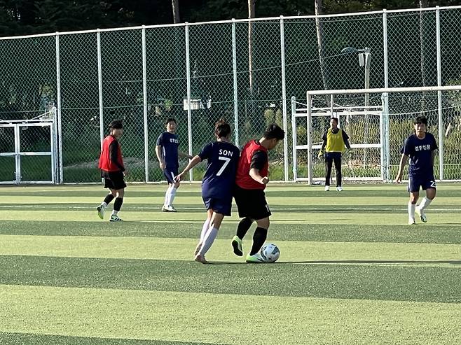 남녀연합으로 축구팀을 꾸린 경향신문이 일요신문과 시합을 하는 모습. 사진은 이날 노원마들스타디움의 출전선수 중 유일하게 여성기자로 참여한 손버들 경향신문 기자가 남자선수와 몸싸움을 벌이는 모습. (최승영 기자)