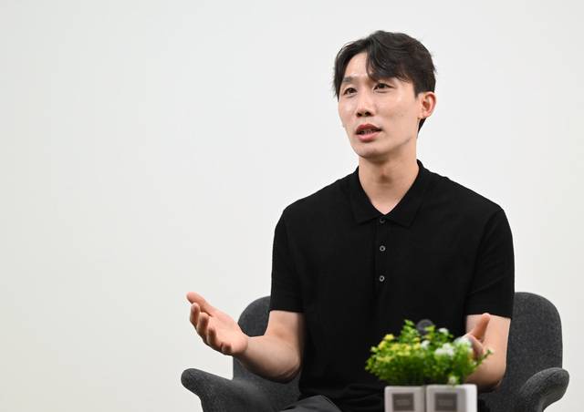 이동선 전도사가 지난 5일 서울 여의도 국민일보 스튜디오에서 피아워십의 ‘나의 예수님’에 담긴 간증을 설명하고 있다. 이한형 기자