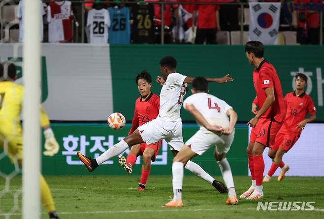 [창원=뉴시스] 고승민 기자 = 6일 경남 창원축구센터에서 열린 AFC U-23 아시안컵 예선 B조 대한민국 대 카타르 경기, 한국 홍윤상이 공을 문전으로 센터링하고 있다. 2023.09.06. kkssmm99@newsis.com