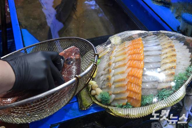 수산시장에서 직원이 일본산 수산물에 대한 방사능 검사를 하고 있다. 박종민 기자