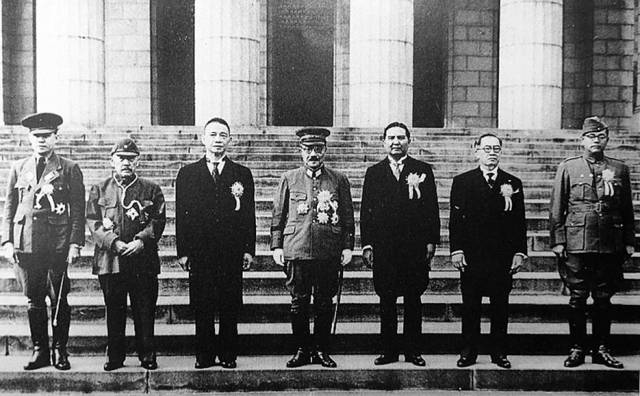 ▲ 1943년 11월 도쿄에서 열렸던 ‘대동아회의’ 참석자들. 사진 왼쪽부터 바 마우(버마), 장징후이(만주국), 왕징웨이(중국), 도조 히데키, 완 와이타야쿤(태국), 호세 라우렐(필리핀), 찬드라 보슈(인도). Ⓒ위키미디어