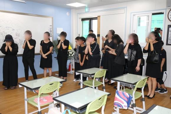 오열하는 동료 교사와 제자들 - 학부모로부터 악성 민원에 시달리다 극단적 선택을 한 것으로 알려진 대전 초등학교 교사의 발인이 거행된 9일 교사가 근무했던 학교 교실에 고인의 영정이 들어서자 동료 교사와 제자들이 오열하고 있다. 2023.9.9 뉴스1