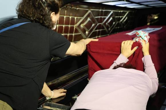 손을 놓을 수 없는 어머니 - 악성민원으로 세상을 떠난 대전 초등 교사의 발인식이 9일 오전 대전 서구 한 장례식장에서 엄수되고 있다. 2023.9.9 연합뉴스