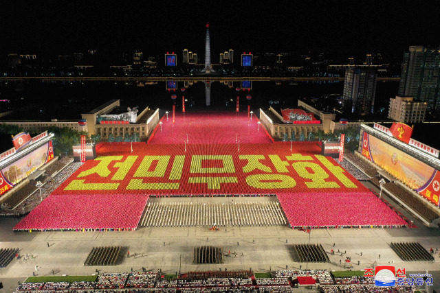 지난 8일 저녁 평양 김일성광장에서 김정은 국무위원장과 딸 주애가 참석한 가운데 정권수립(9·9절) 75주년 민방위무력 열병식이 열렸다고 조선중앙통신이 9일 보도했다. /연합뉴스