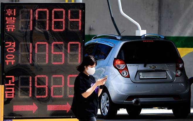 국제유가 상승기에 휘발유 내수가격은 수출가격이나 국제유가, 국제 휘발유 가격보다 더 크게 올랐다.[사진=뉴시스]
