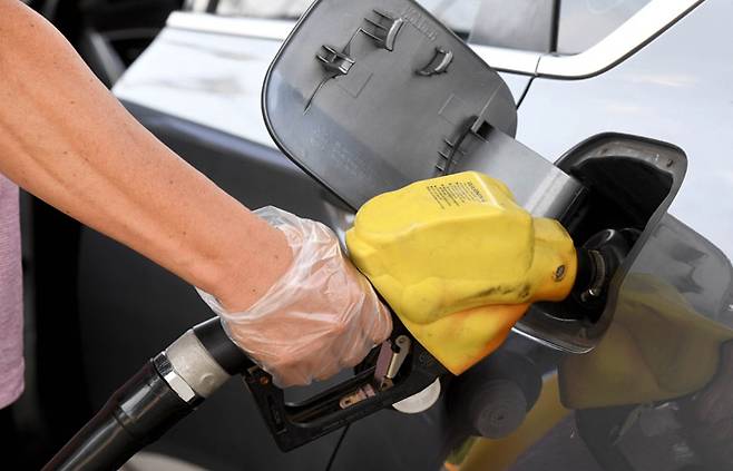 정유사는 수출용 휘발유에 국제유가 변동치를 철저히 반영했지만, 내수용엔 제대로 반영하지 않았다.[사진=뉴시스]