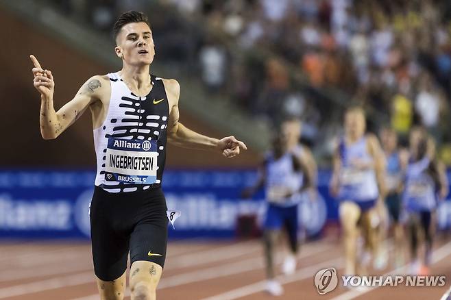 잉에브릭트센, 남자 2,000ｍ 세계 신기록 (브뤼셀 AP=연합뉴스) 잉에브릭트센이 9일(한국시간) 벨기에 브뤼셀에서 열린 브뤼셀 다이아몬드리그 남자 2.000ｍ 결선에서 4분43초1의 세계 기록을 세우며 결승선을 통과하고 있다.