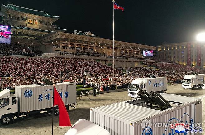 북한, '민방위무력 열병식' 개최 (평양 조선중앙통신=연합뉴스)지난 8일 저녁 평양 김일성광장에서 김정은 국무위원장과 딸 주애가 참석한 가운데 정권수립(9ㆍ9절) 75주년 민방위무력 열병식이 열렸다고 조선중앙통신이 9일 보도했다. 2023.9.9 
    [국내에서만 사용가능. 재배포 금지. For Use Only in the Republic of Korea. No Redistribution] nkphoto@yna.co.kr