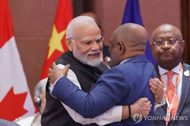 아프리카연합에 G20 회원국 지위 부여 [AFP=연합뉴스] 9일(현지시간) 뉴델리 바라트만다팜에서 열린 G20 정상회의 1차 회의에서 아잘리 아소우마니 아프리카연합 의장 겸 코모로 대통령과 나렌드라 모디 인도 총리가 포옹하고 있다.