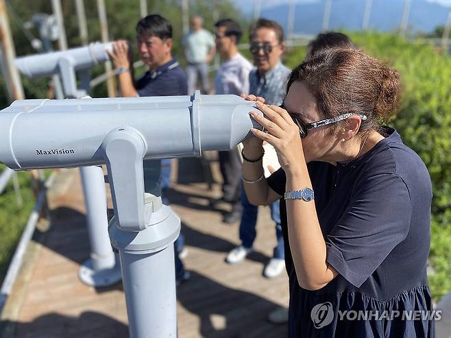 분단 현장 살피는 유엔 북한인권특별보고관 (철원=연합뉴스) 엘리자베스 살몬 유엔 북한인권특별보고관이 9일 강원 철원군 김화읍 생창리 비무장지대(DMZ) 생태평화공원 십자탑 전망대에 올라 분단의 현장을 살피고 있다. 2023.9.9 [국경선평화학교 제공. 재판매 및 DB 금지] conanys@yna.co.kr