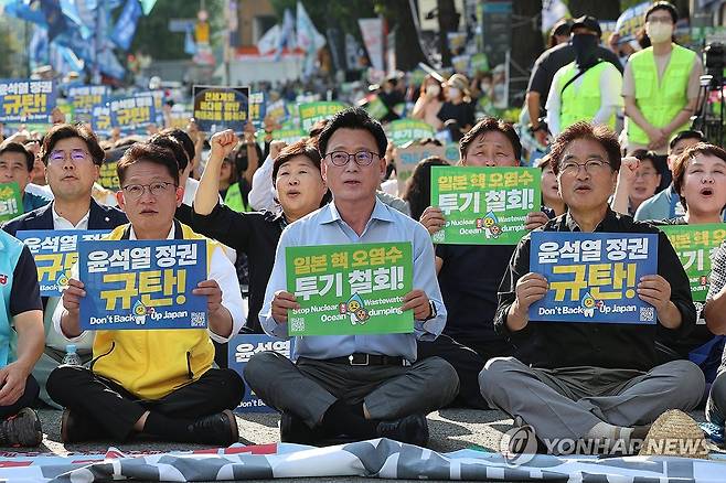 핵 오염수 해양투기 중단 촉구하는 야당 (서울=연합뉴스) 서대연 기자 = 9일 오후 서울 종로구 새문안로에서 열린 후쿠시마 오염수 해양투기 중단 범국민대회에서 야당 원내대표 및 의원들이 구호를 외치고 있다.
    왼쪽부터 정의당 배진교 원내대표, 더불어민주당 박광온 원내대표, 우원식 의원. 2023.9.9 dwise@yna.co.kr