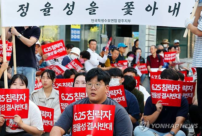 전국학생수호연합 광주지부, 정율성 사업 반대 집회 (광주=연합뉴스) 정다움 기자 = 9일 오후 광주 동구 충장로에서 전국학생수호연합 광주지부 회원들이 광주시의 '정율성 역사공원 조성사업' 철회를 촉구하는 집회를 하고 있다. 2023.9.9 daum@yna.co.kr