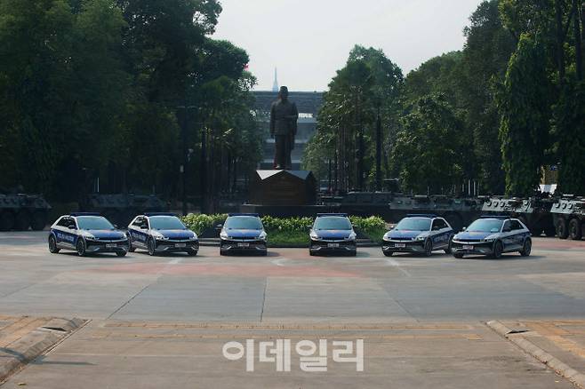 8일(현지시간) 제 43회 아세안 정상회의 주요 행사가 열린 인도네시아 자카르타 ‘겔로라 붕 카르노 스포츠 컴플렉스(Gelora Bung Karno Sports Complex)’에서 주요 국가 의전 선도 차량으로 사용된 아이오닉 5 차량이 정상회의 종료 후 정차 중인 모습.